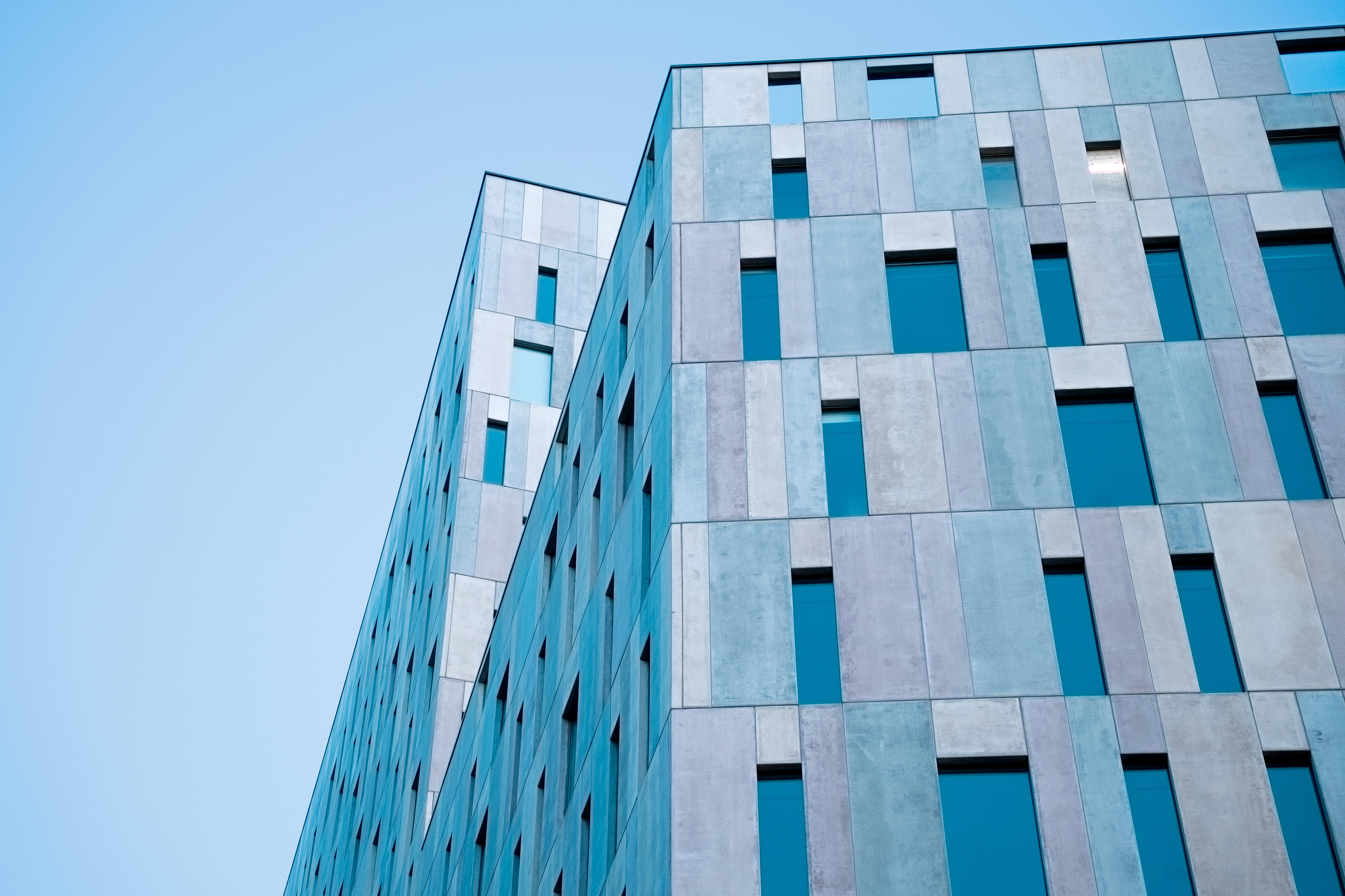 Fachada ventilada de piedra travertino en edificio residencial