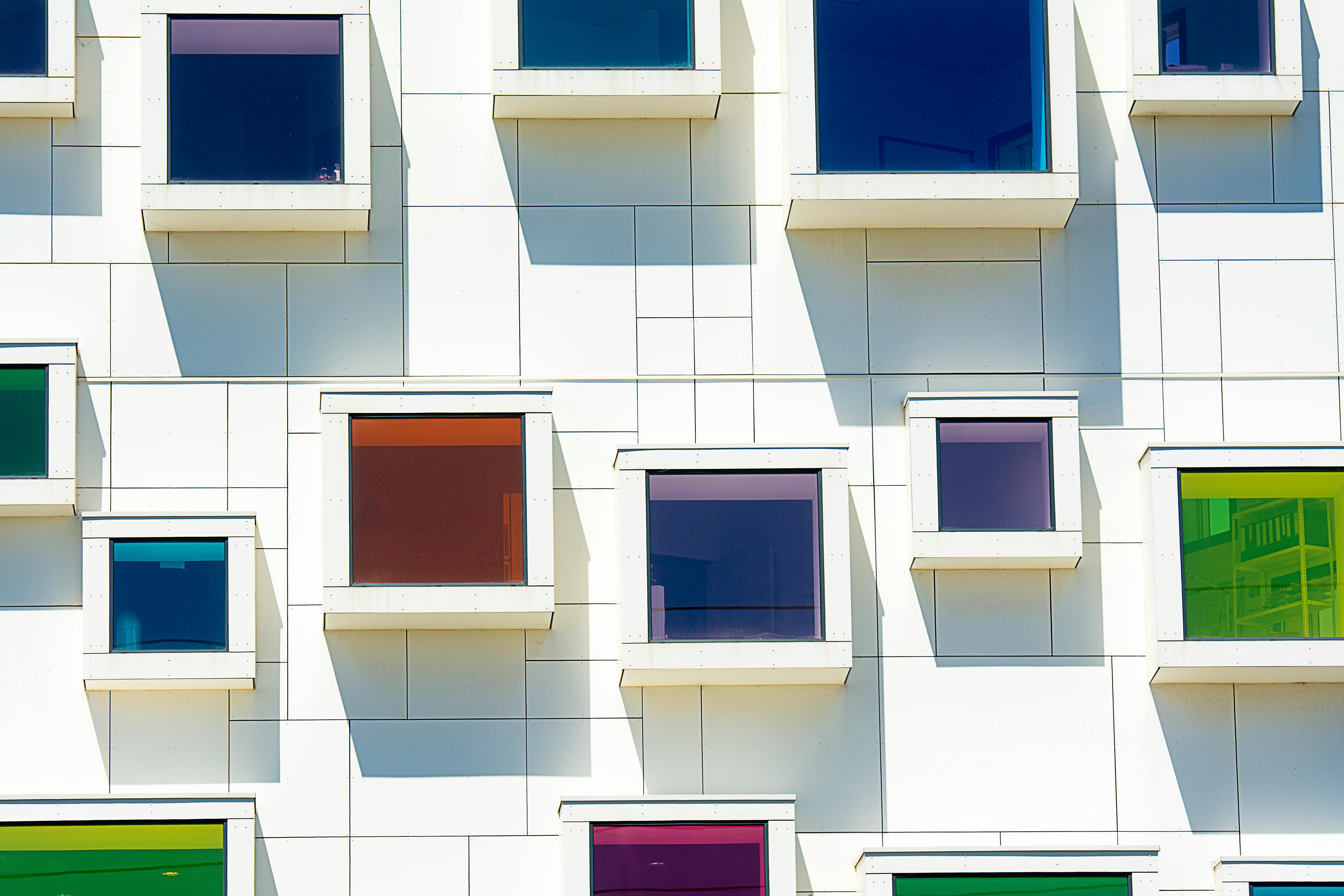 Modulación de fachada ventilada con paneles cerámicos